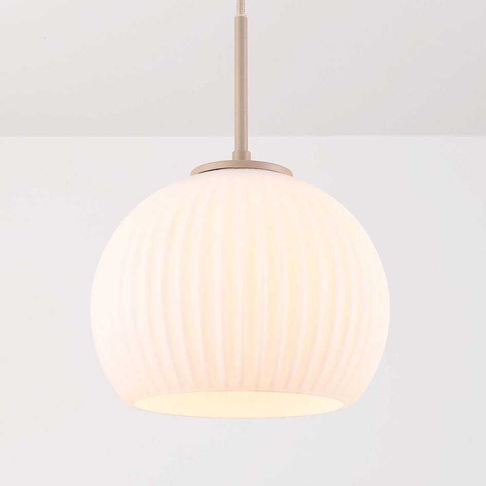 Suspension Meliora beige avec 3 abat-jours en verre nervuré