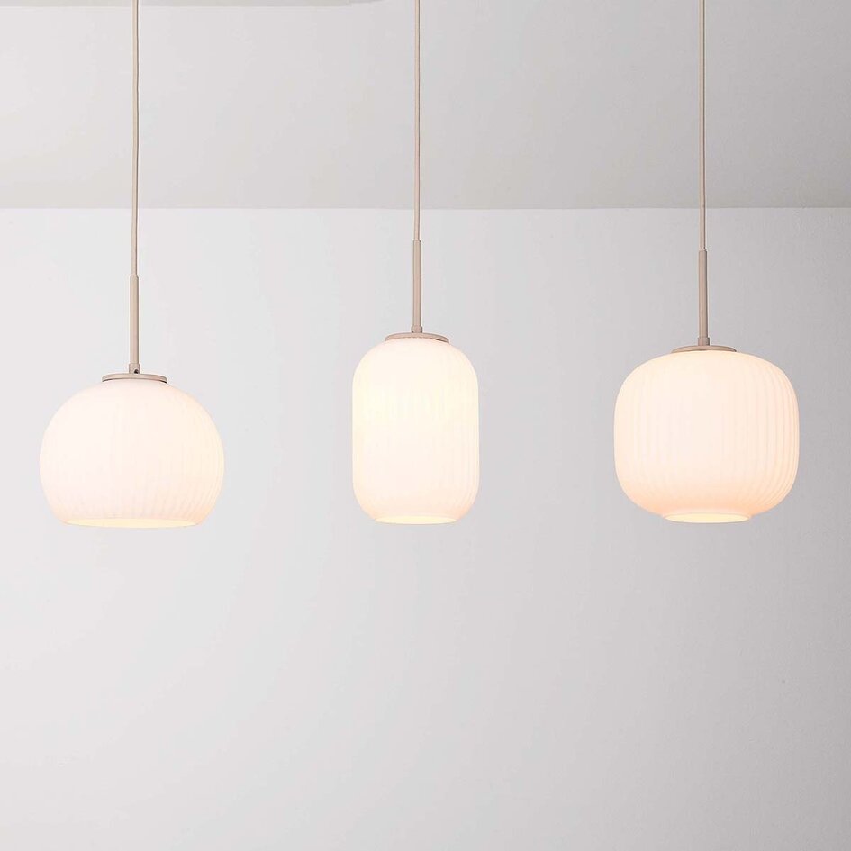 Suspension Meliora beige avec 3 abat-jours en verre nervuré