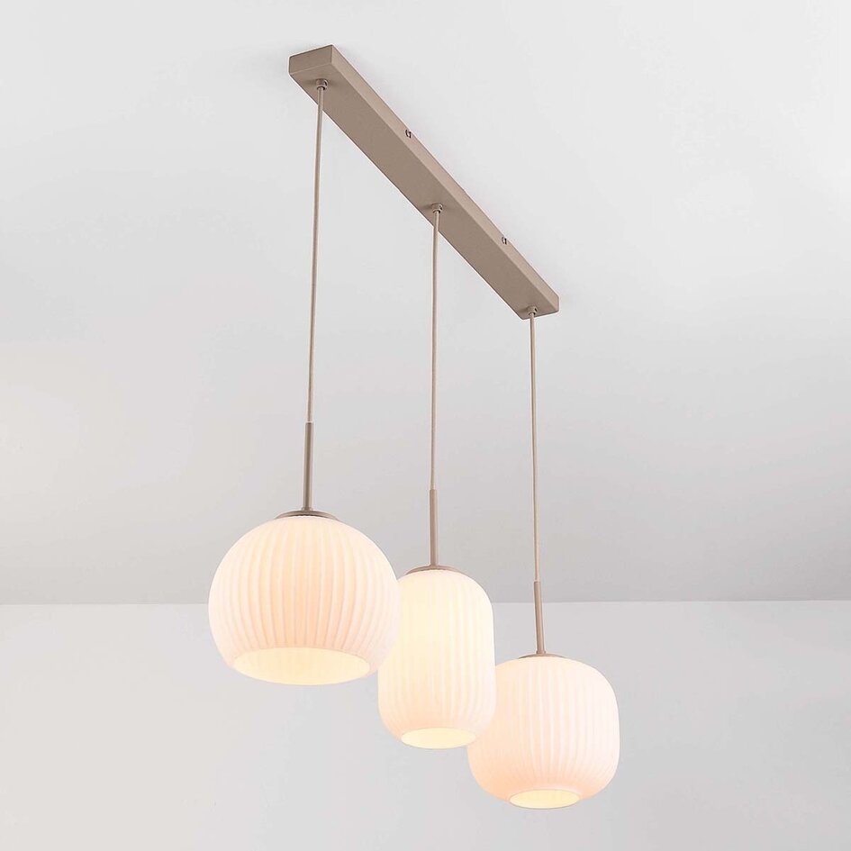 Suspension Meliora beige avec 3 abat-jours en verre nervuré