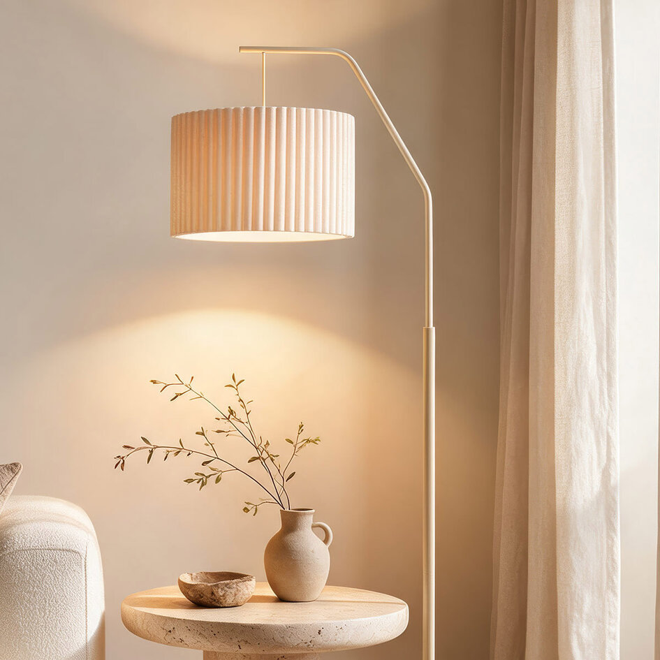 Lampadaire arqué Pedro avec abat-jour plissé en beige