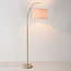Lampadaire arqué Pedro avec abat-jour plissé en beige