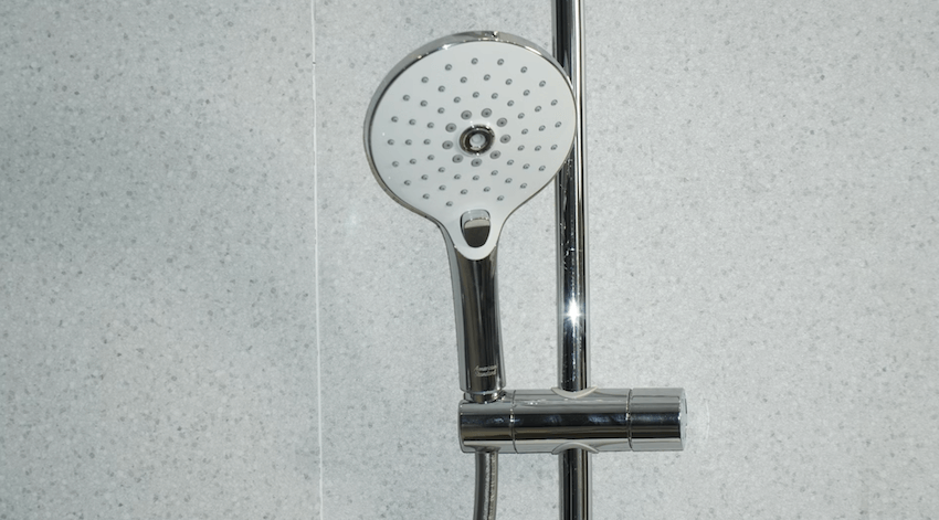 Hoeveel liter water verbruik ik met douchen per minuut