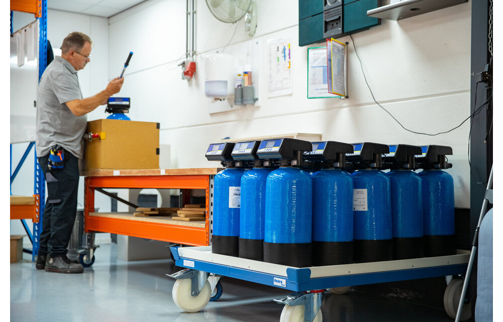 123InstallatieMaterialen - Duowaterontharder 12 liter inclusief zoutbak 60  en isolatiehoes