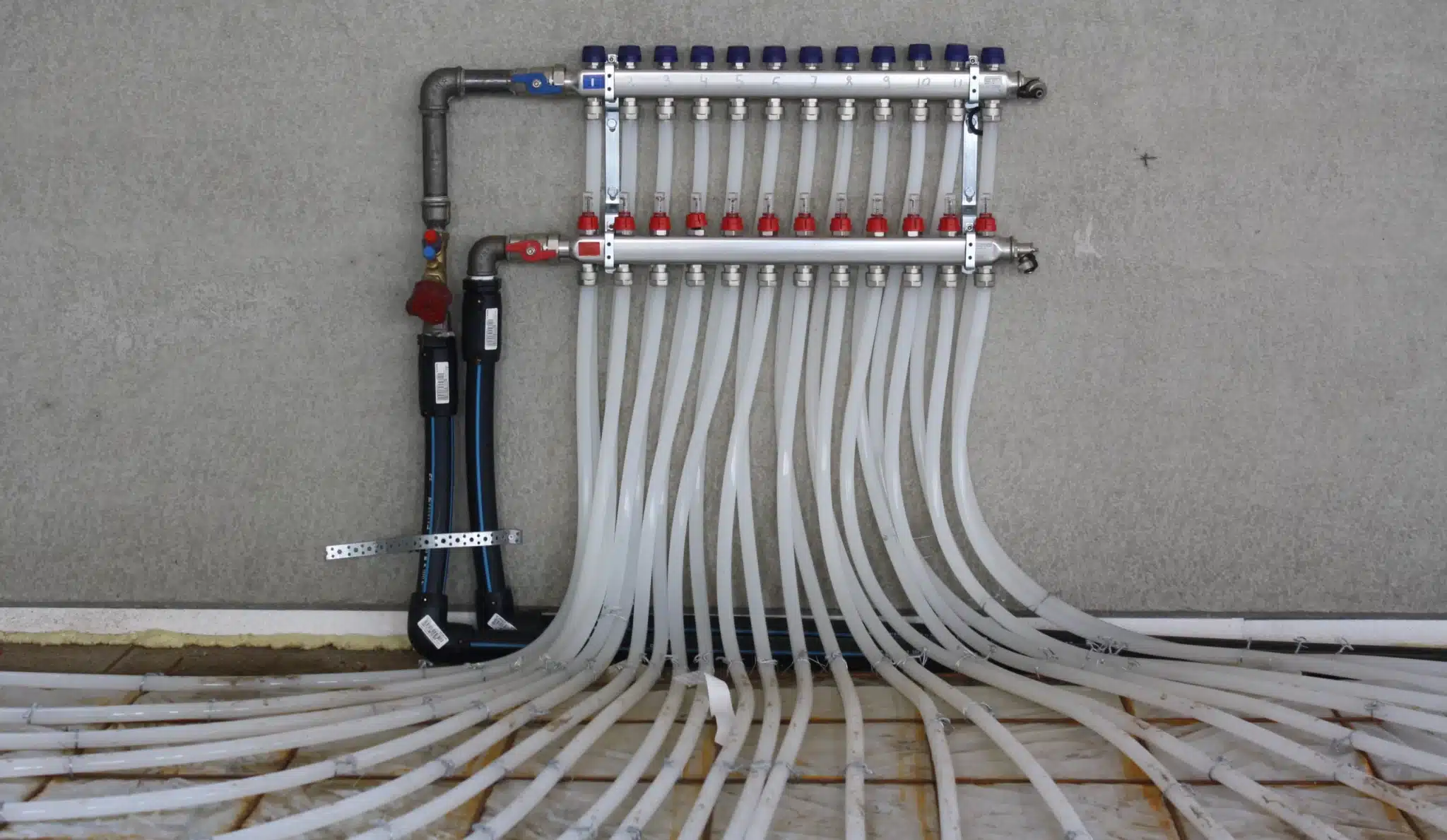 Hoe werkt een verdeelunit in combinatie met verschillende warmtebronnen?