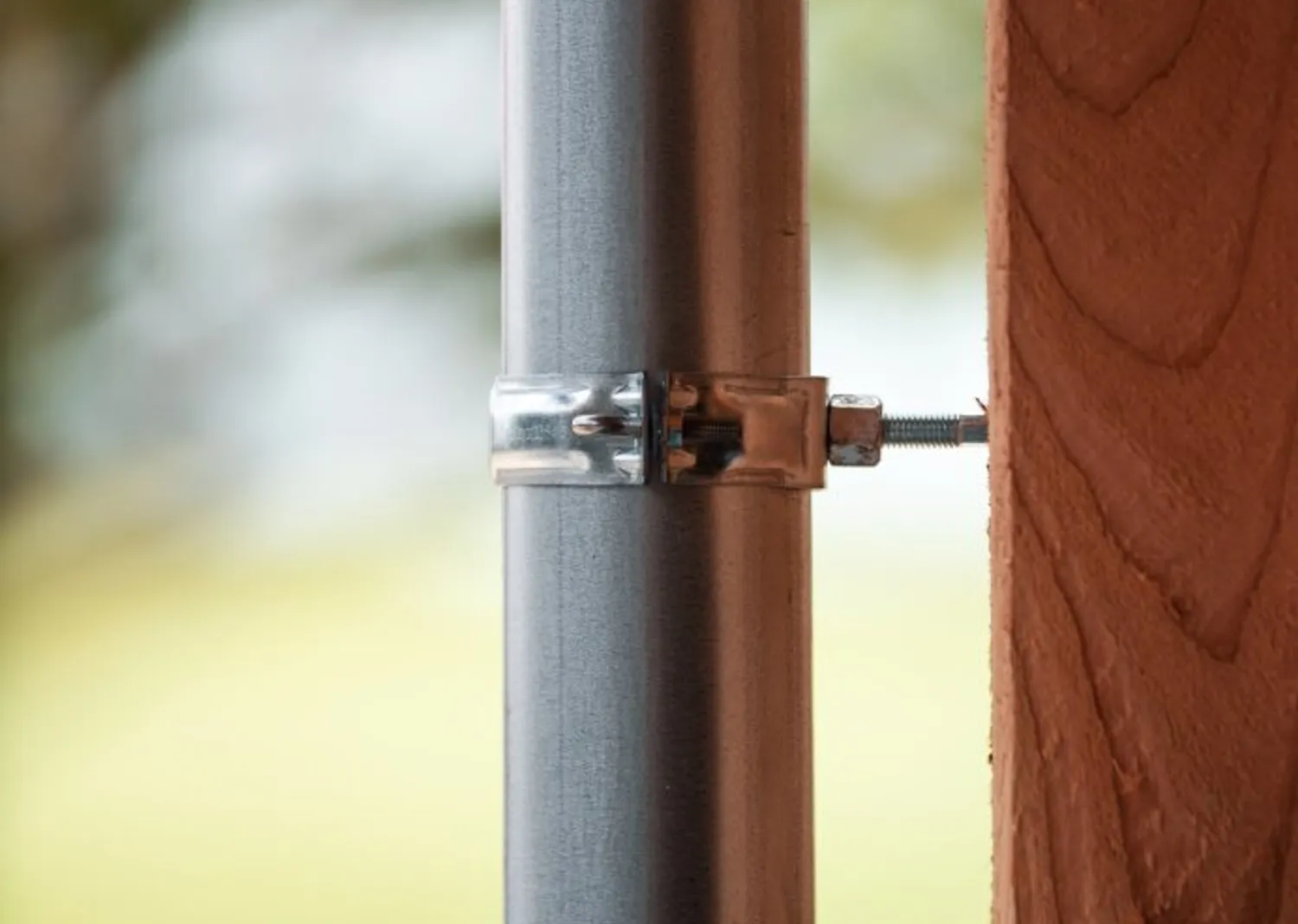 Kunststof of metalen HWA-beugels: wat kiest u wanneer?