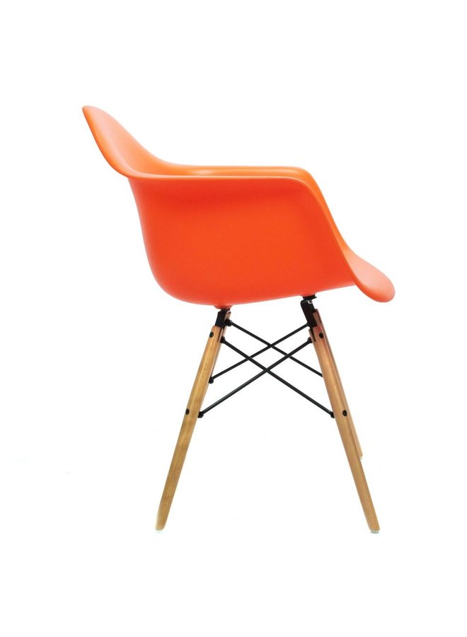 Eames chair oranje