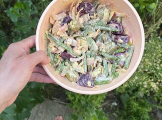 Vegane Mahlzeit Vorbereitung: Gemüsesalat