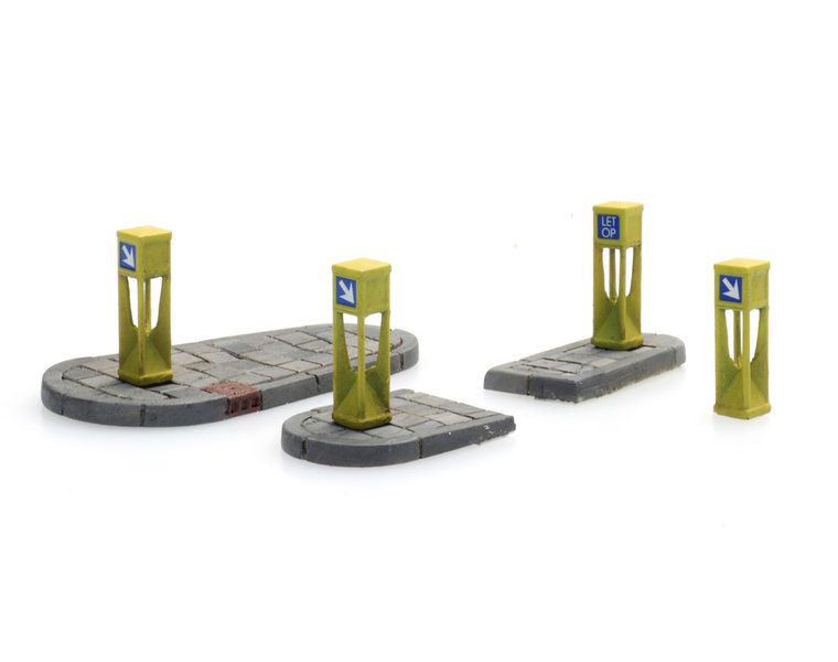 Traffic columns (4x) and refuge islands (2x)