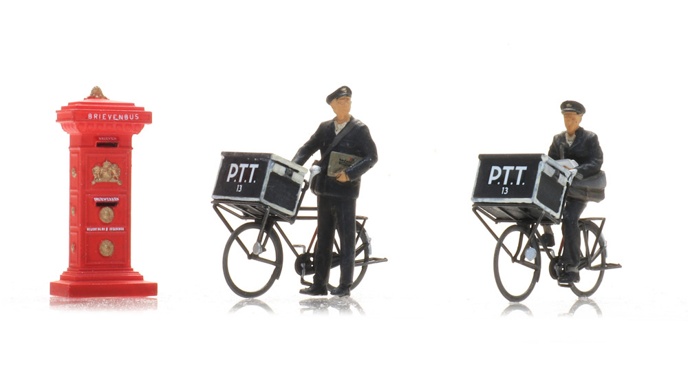 Postbodes op fiets met postbus