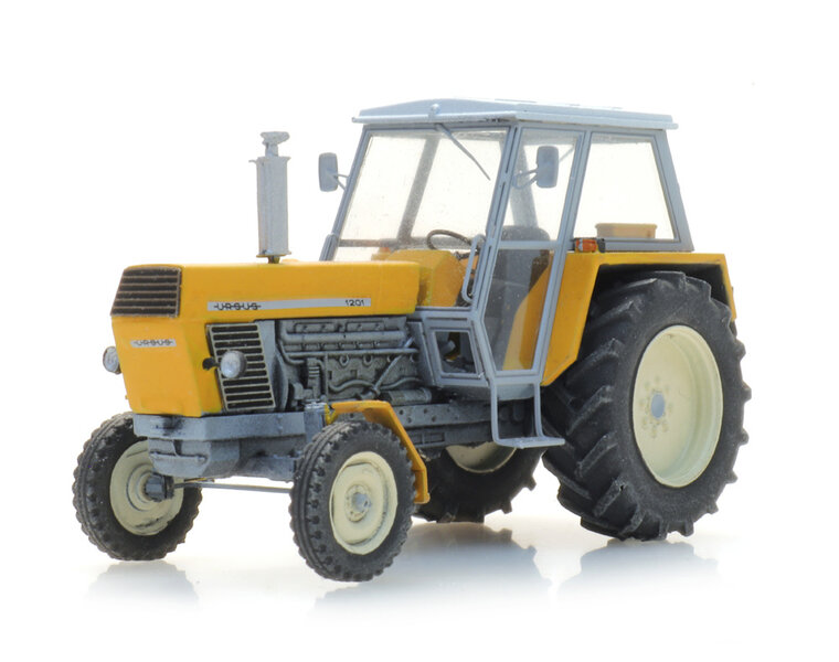 Ursus 1201 tractor geel