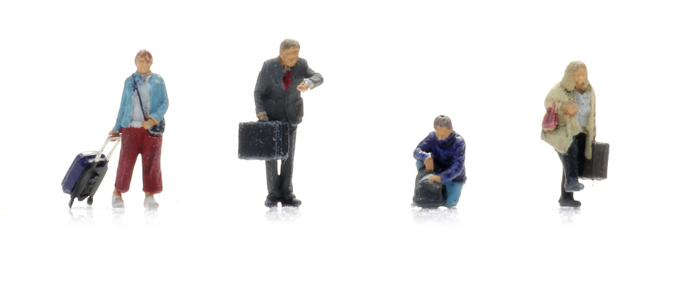 Reisende am Bahnsteig