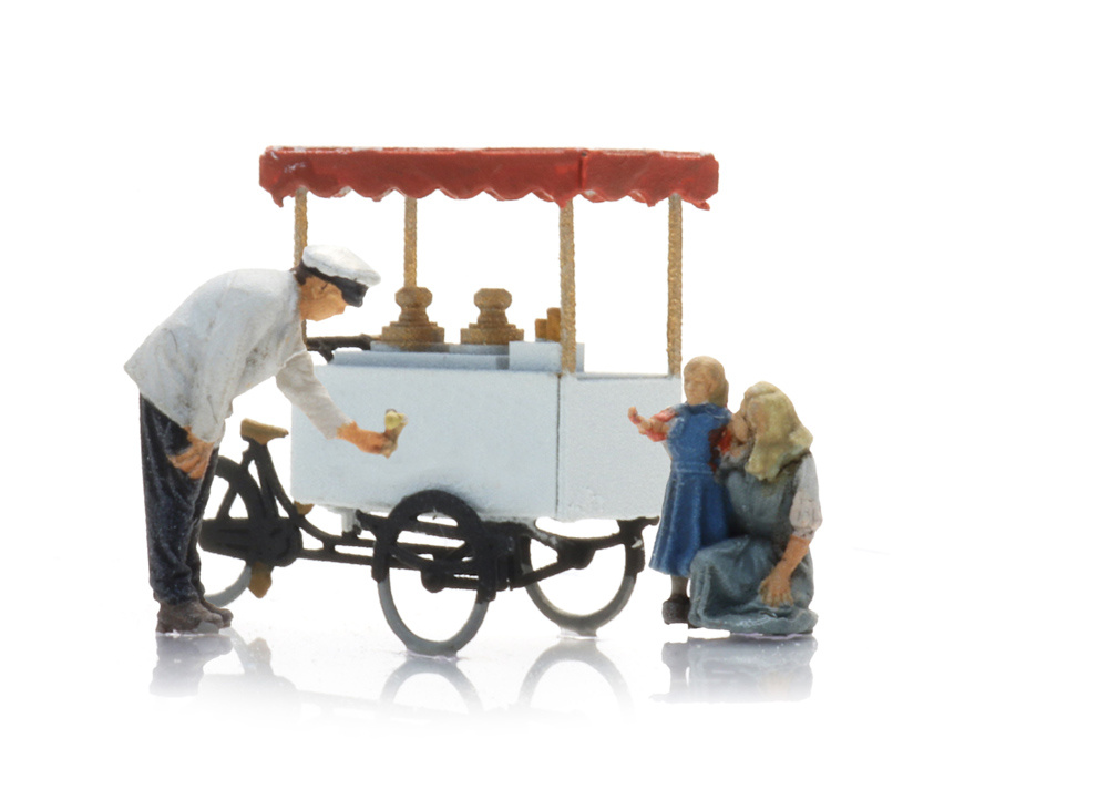 Eisverkäufer mit Eiswagen