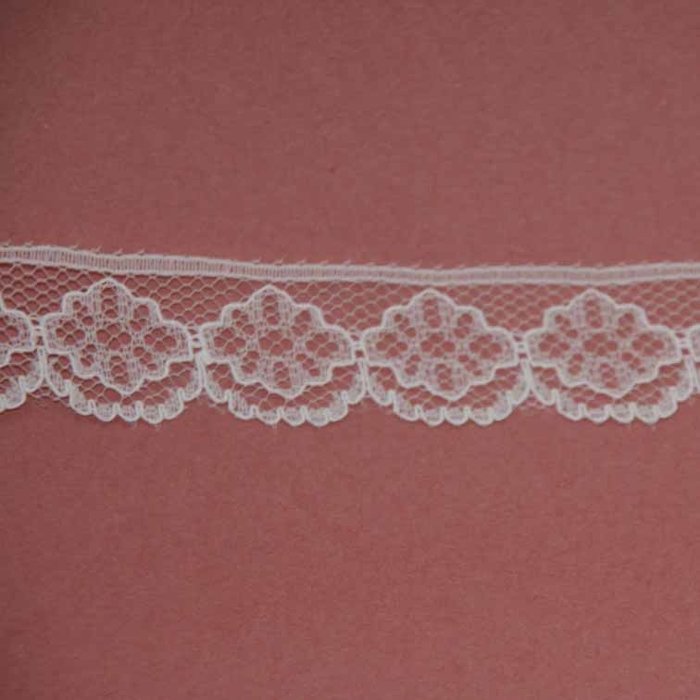 Kant wit Middelgroot bloemetje (per meter)