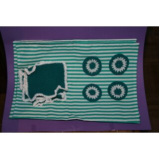Genaaide placemats met gehaakte vliegendoekjes en onderzetters 4 stuk