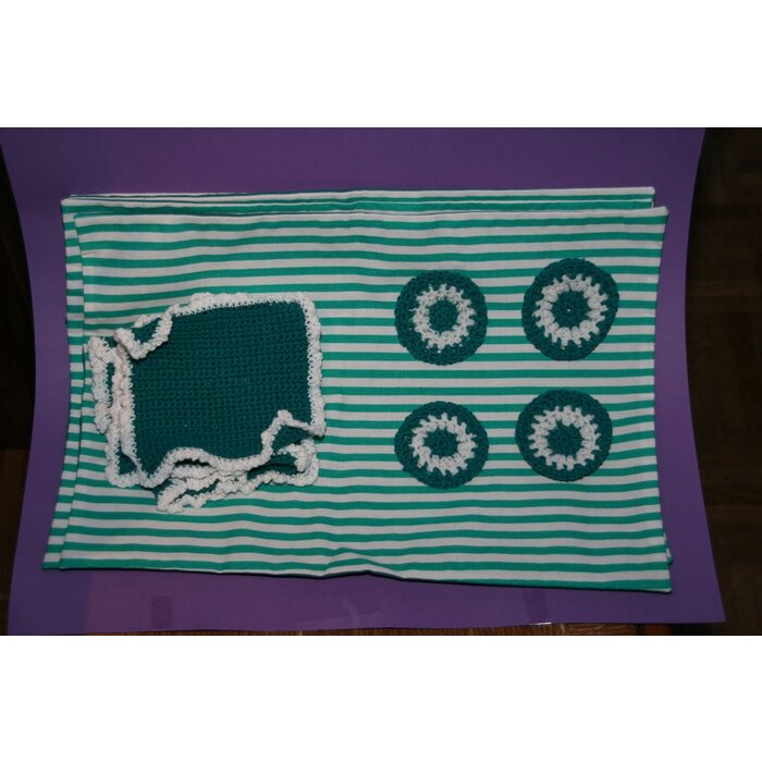 Genaaide placemats met gehaakte vliegendoekjes en onderzetters 4 stuk