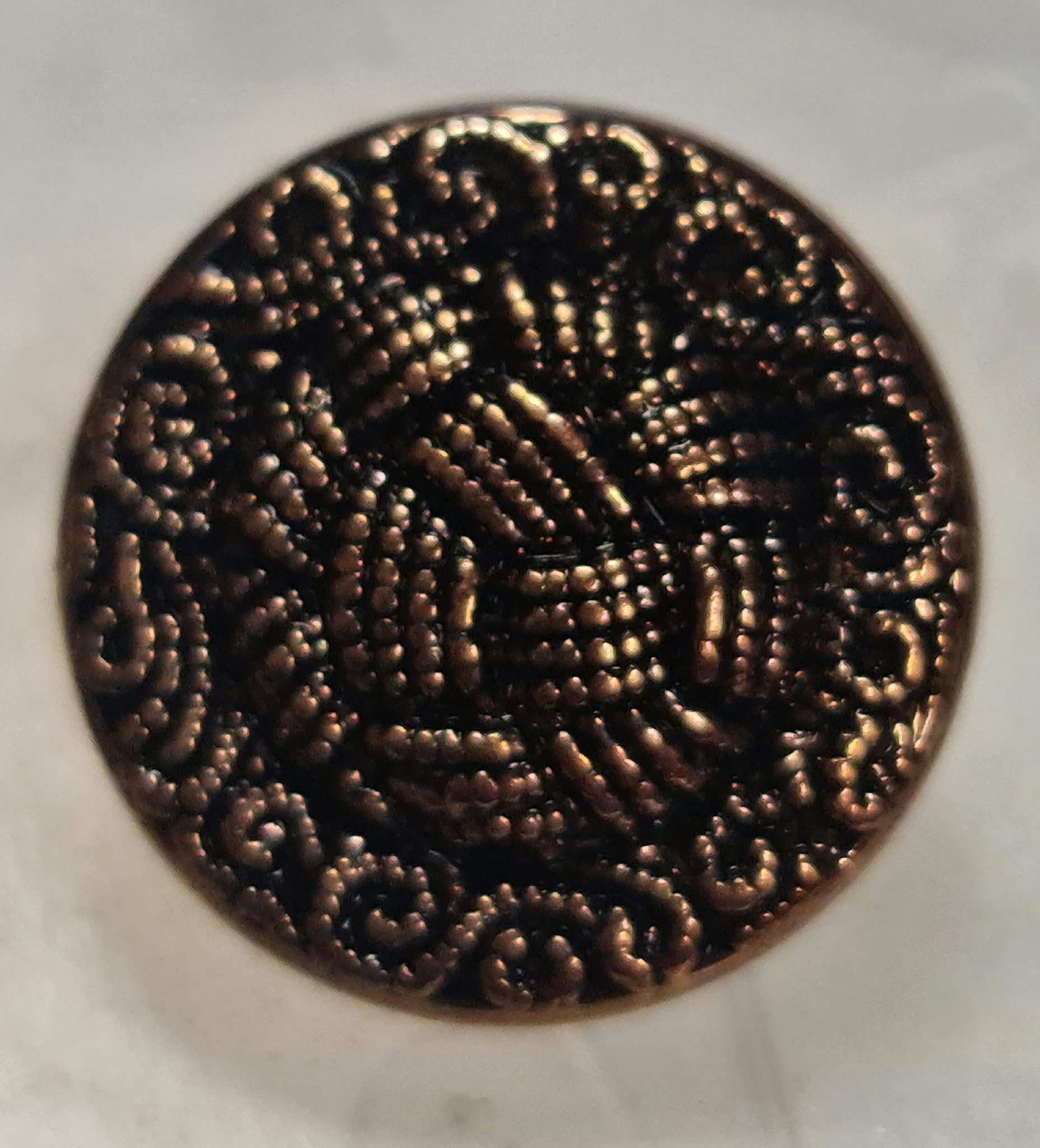 Knoop 12mm goud plastic antiek met oogje