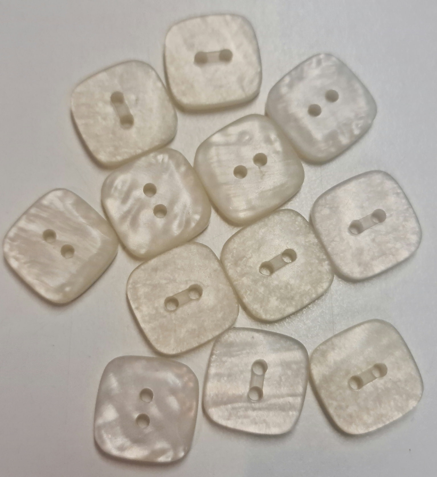 Knoop vierkant plastic gebroken wit glans 18mm