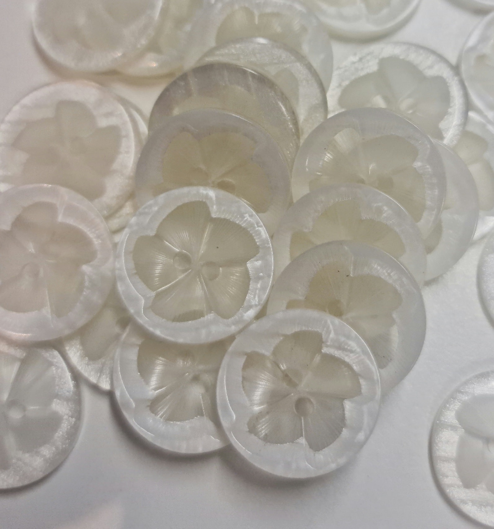 Knoop bloem melk wit transparant dun 20mm