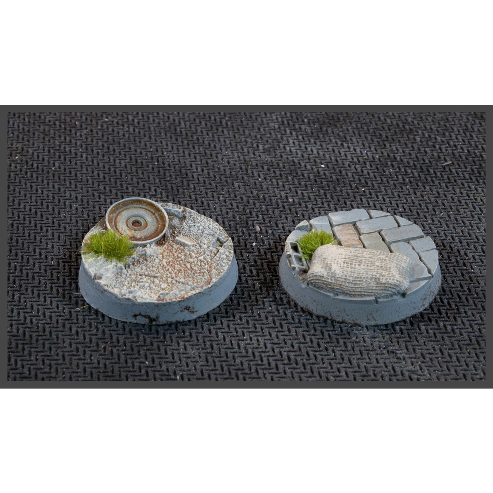 Gamers Grass Urban Warfare Bases Pre-Painted (10x 25mm Round )