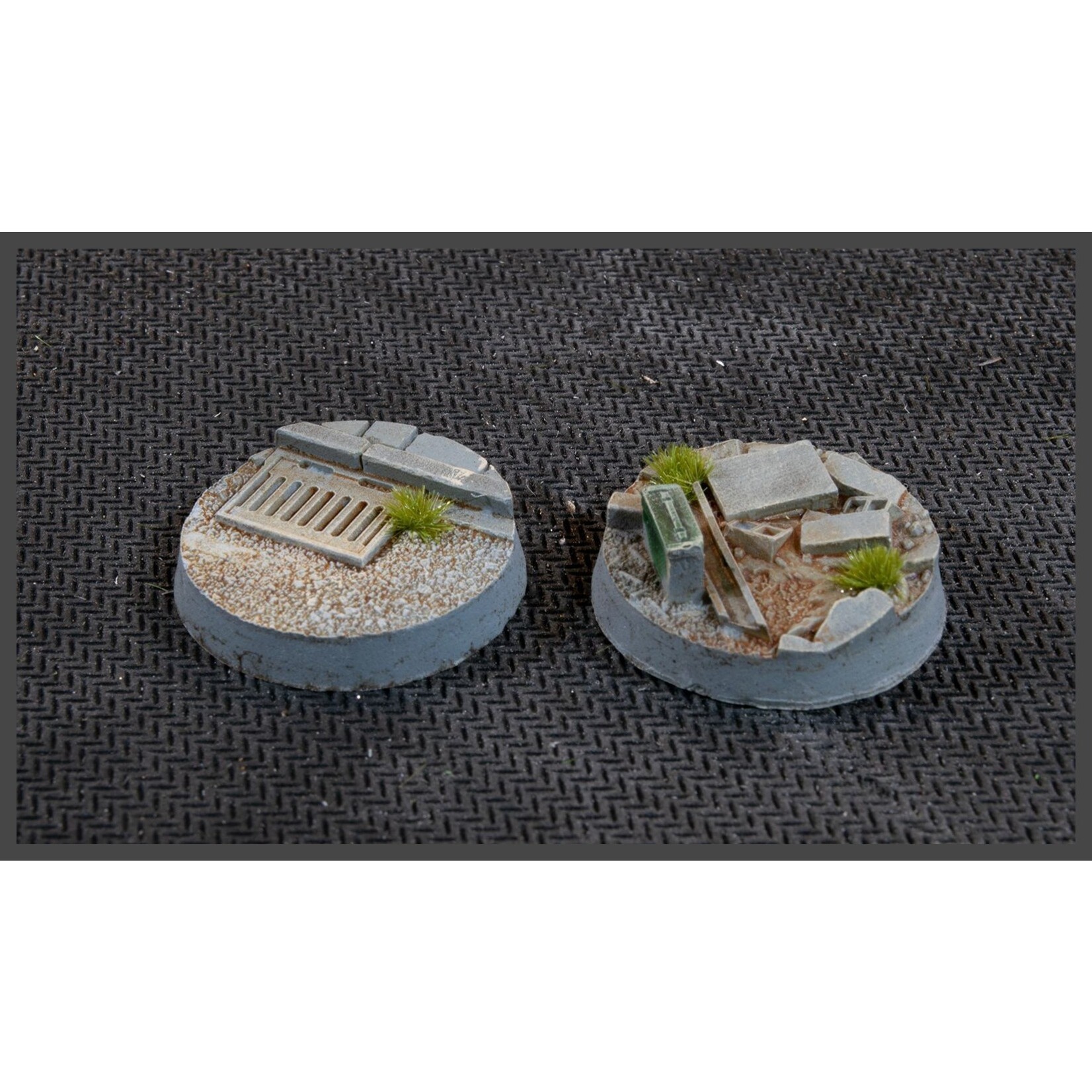 Gamers Grass Urban Warfare Bases Pre-Painted (10x 25mm Round )