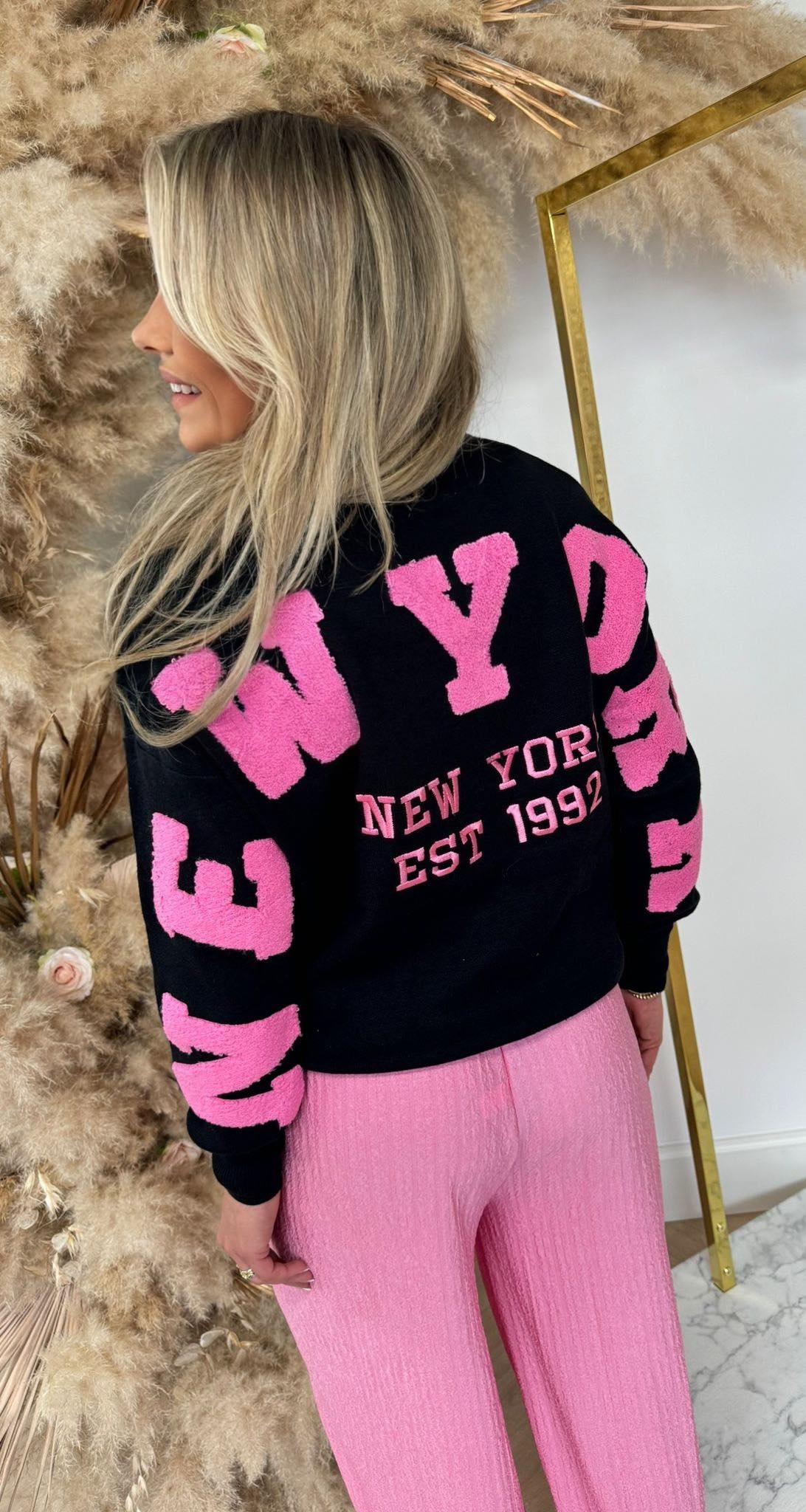 NEW YORK TEDDY TEKST SWEAT 180 BLACK/FUCHSIA