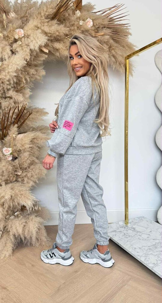 SO PERFECT EMBLEEM SET GREY