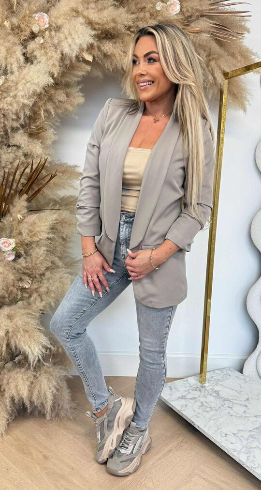 MUSTHAVE CROPPED MOUW BLAZER TAUPE MUSTHAVE CROPPED MOUW BLAZER TAUPE