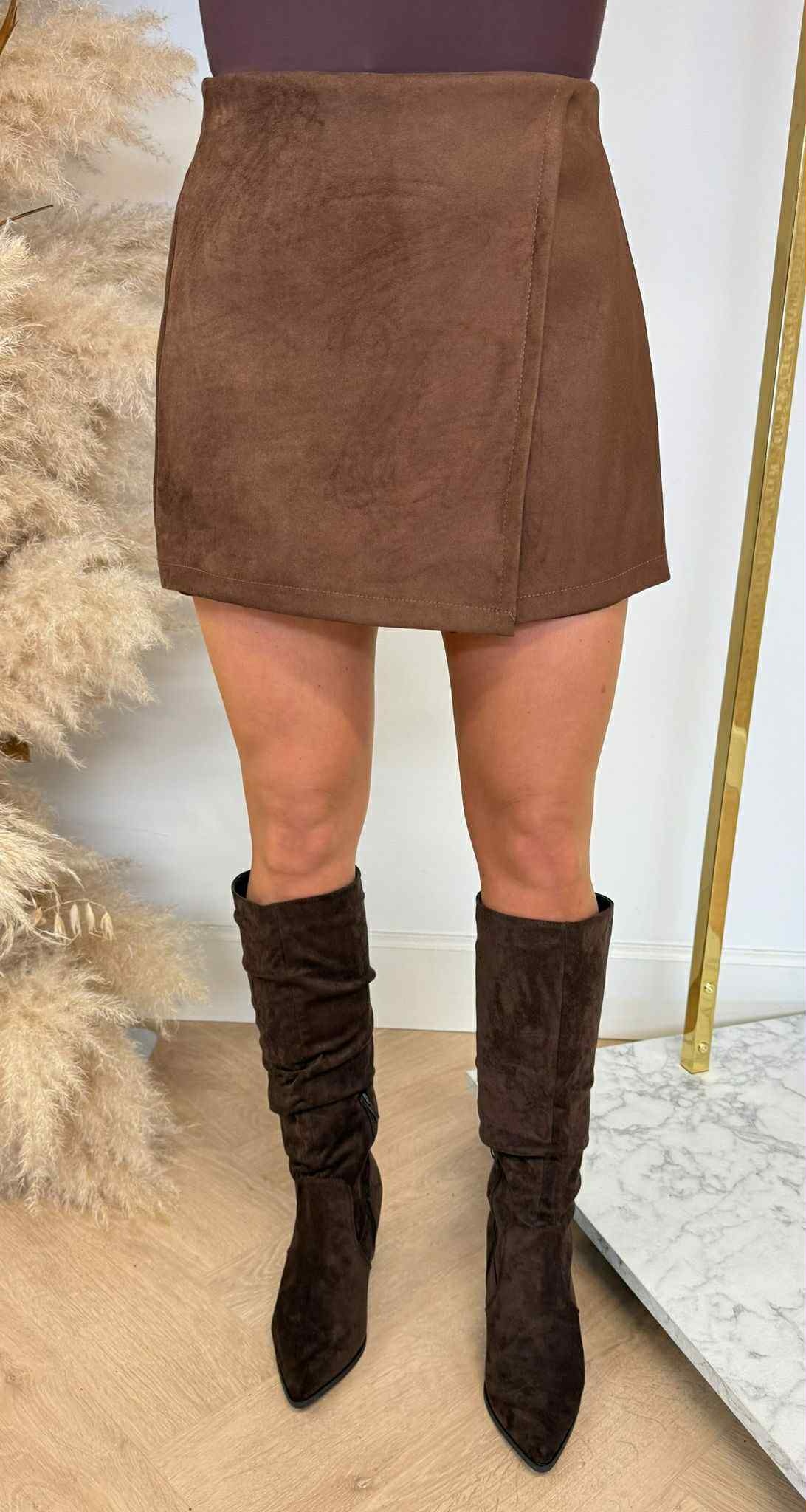 LOVIKA SUEDINE OMSLAG SKORT CAMEL