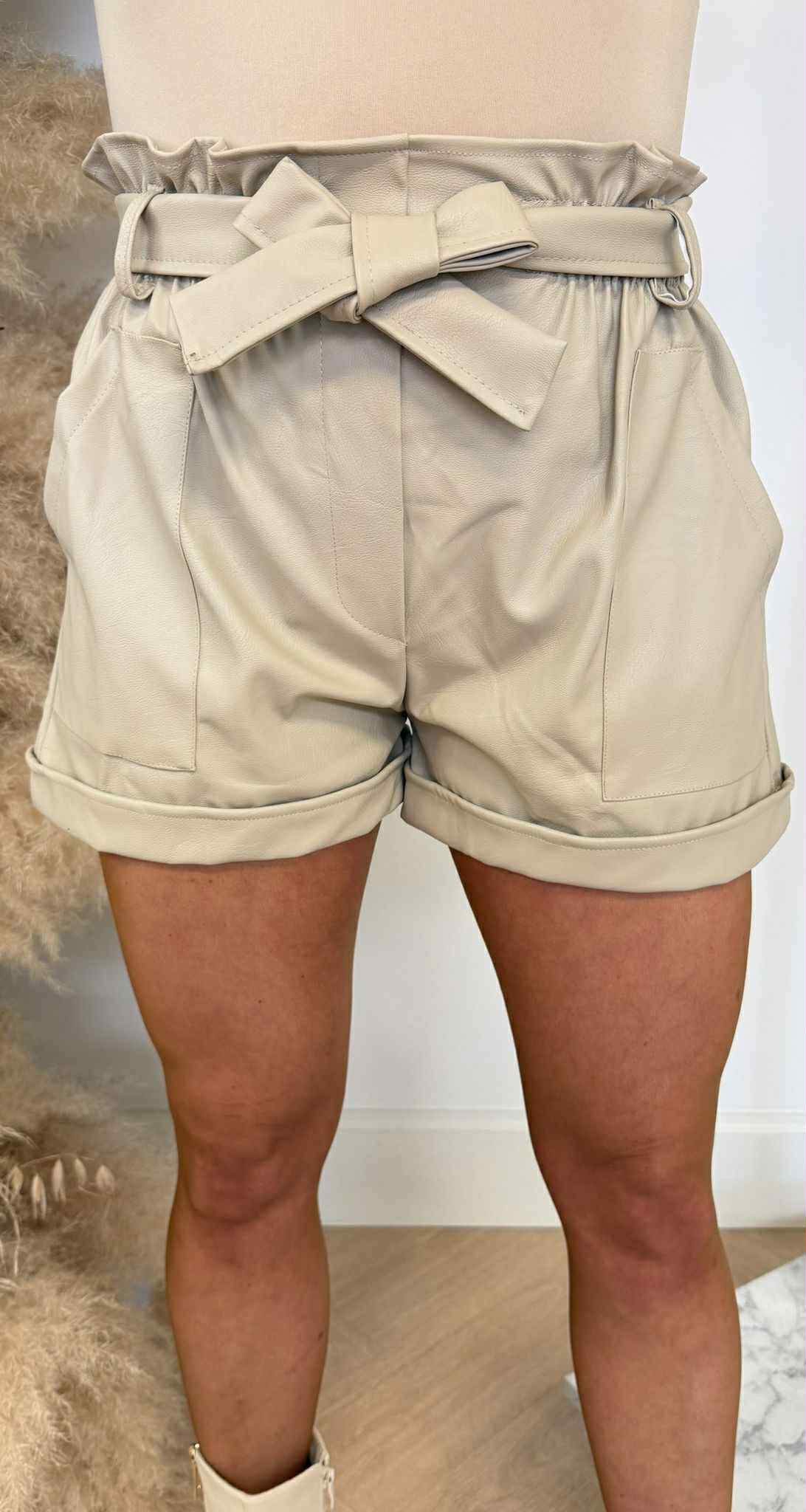 VIENNA LEATHER LOOK SHORT BEIGE