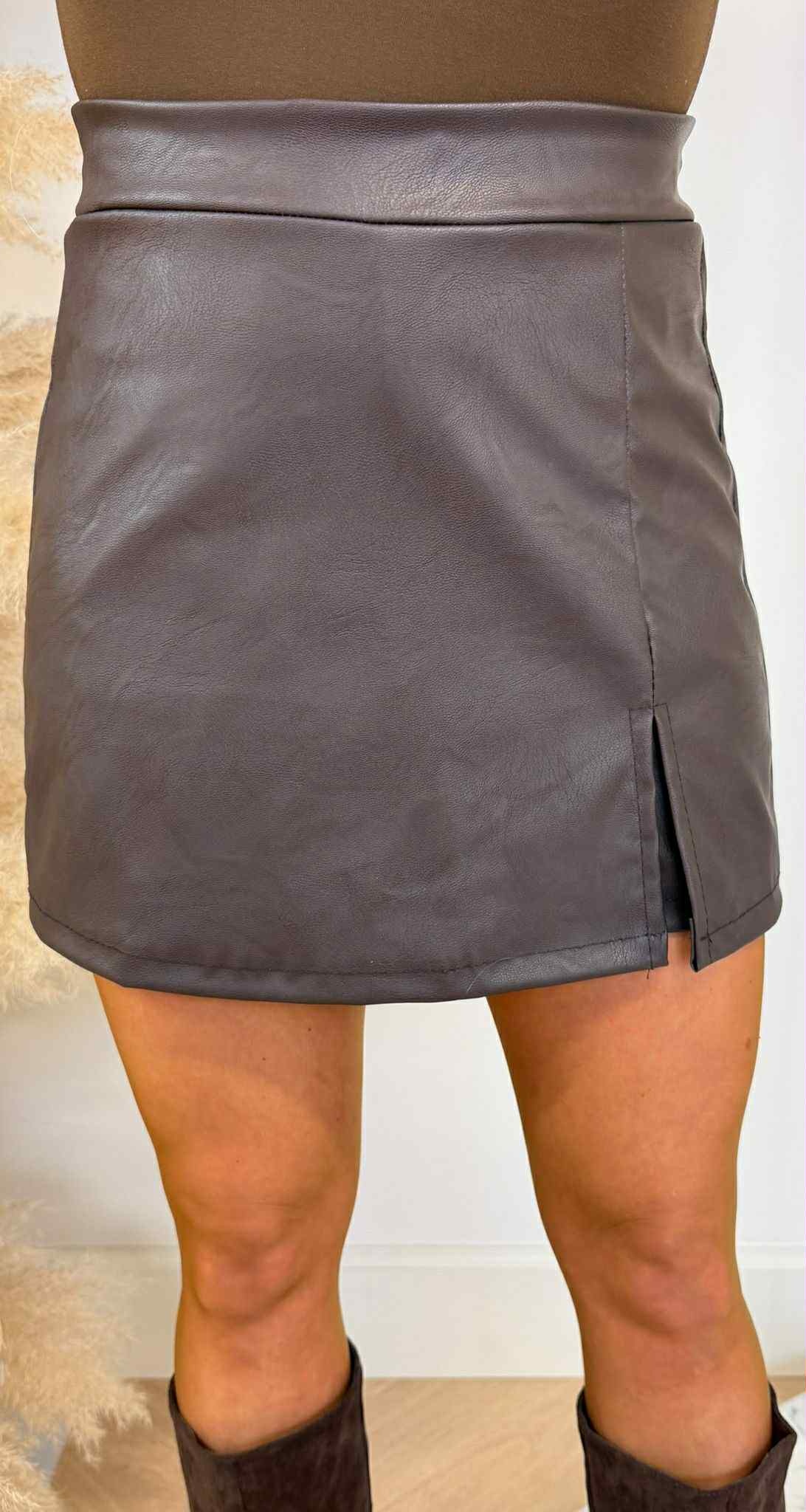 SOPHIE FAUX LEATHER SPLIT SKORT CHOCO SOPHIE FAUX LEATHER SPLIT SKORT CHOCO