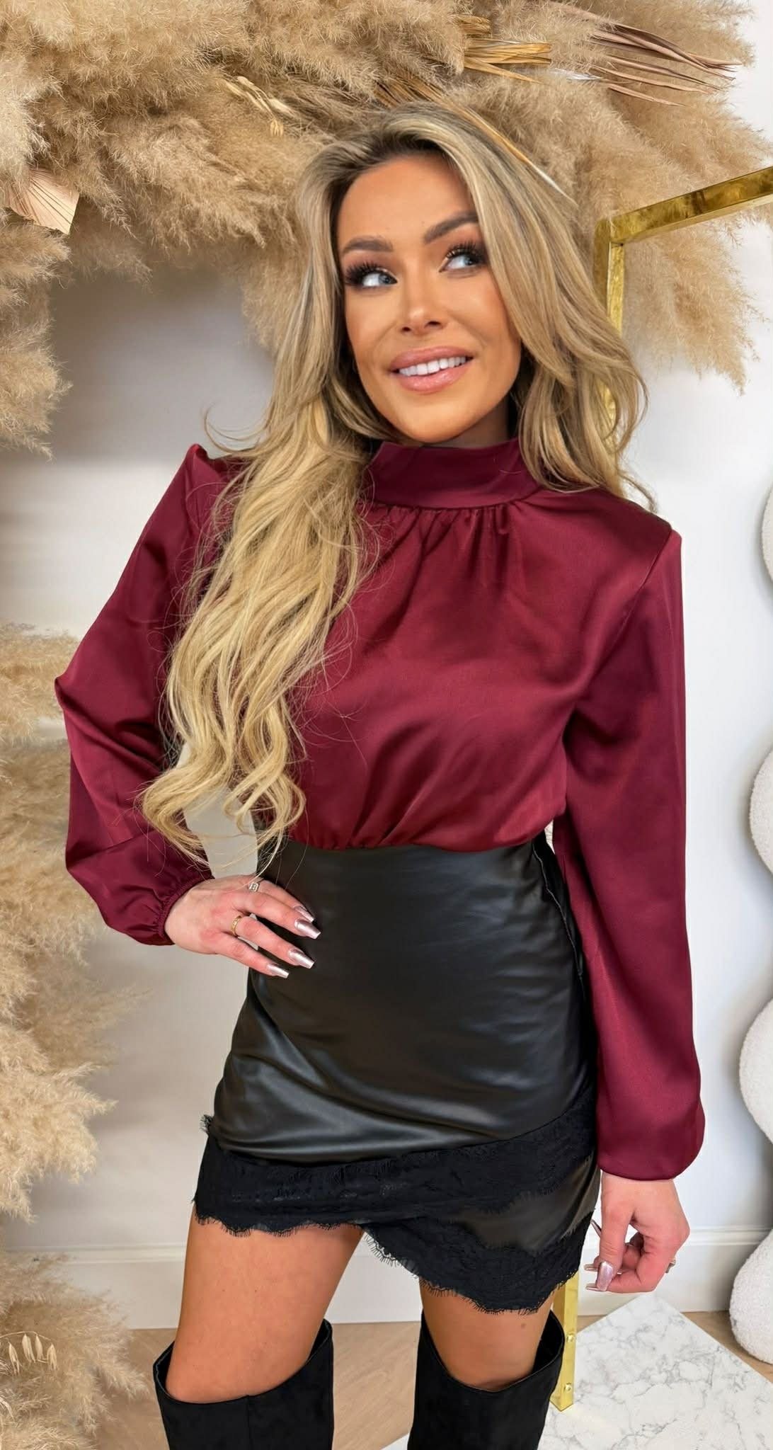 SATIN LEATHER LOOK LACE DRESS BORDEAUX