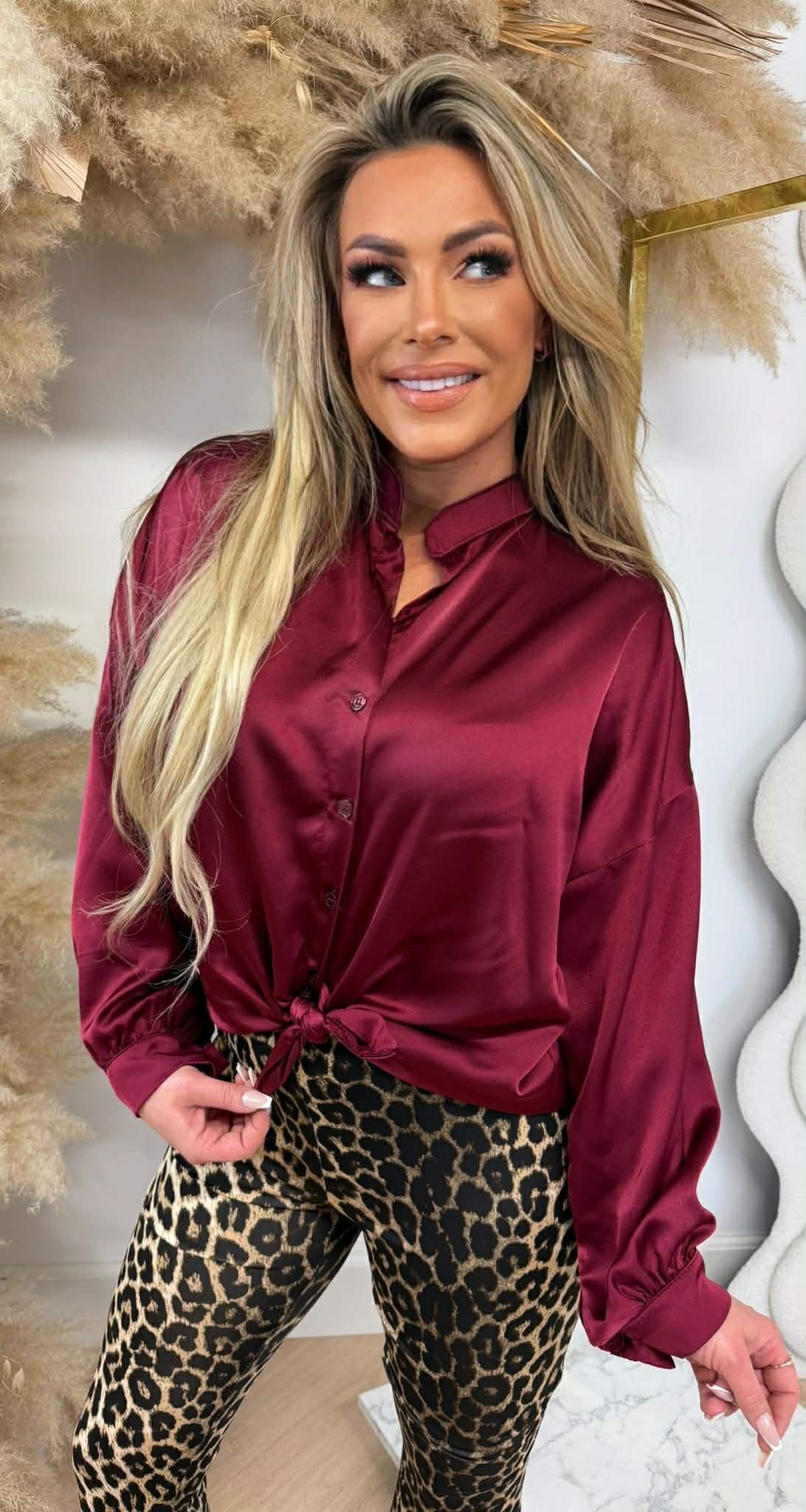 SATIN KNOOP BLOUSE BORDEAUX SATIN KNOOP BLOUSE BORDEAUX