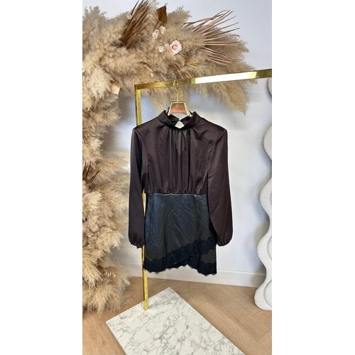 SATIN LEATHER LOOK LACE DRESS CHOCO