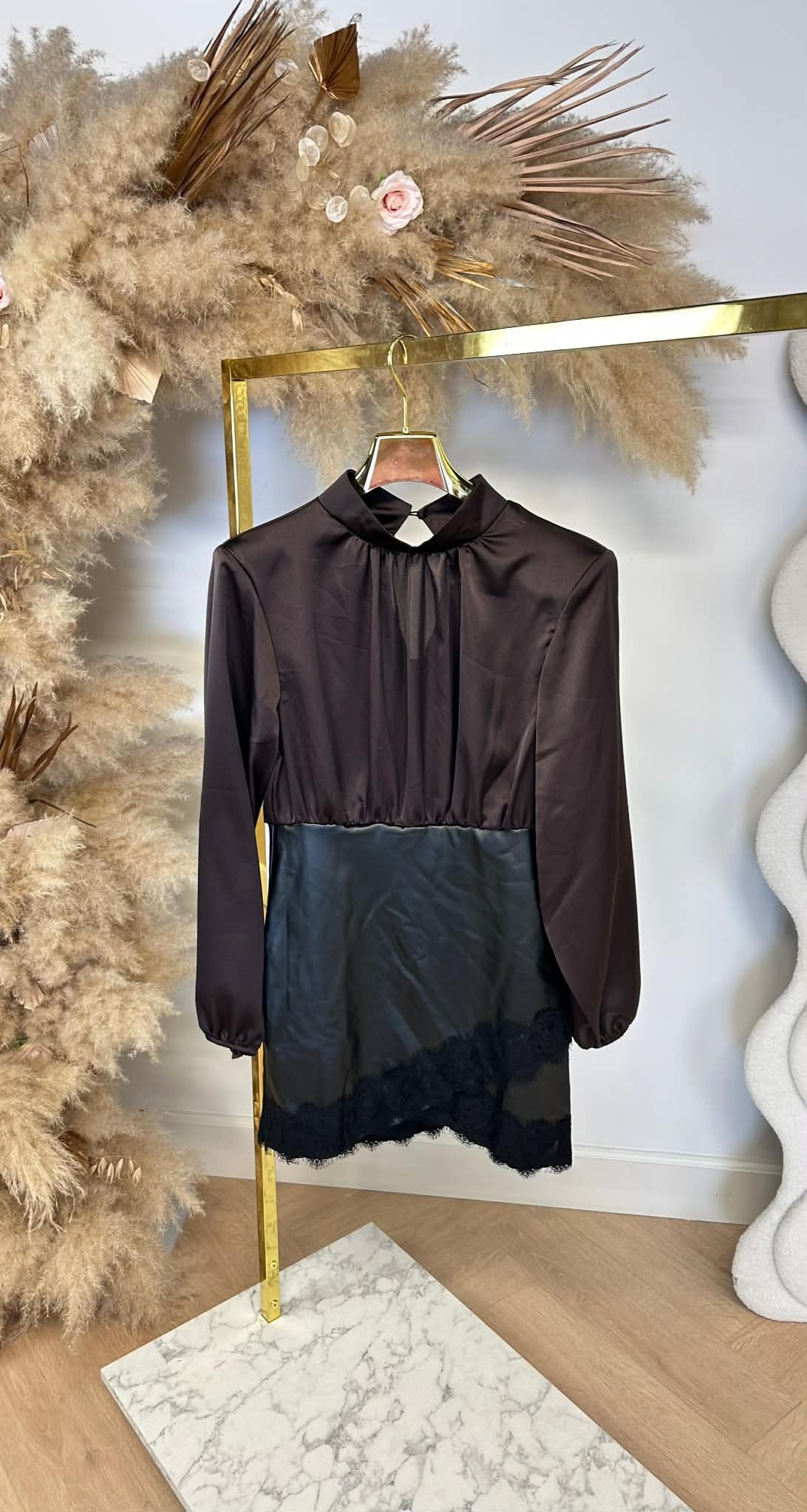 SATIN LEATHER LOOK LACE DRESS CHOCO