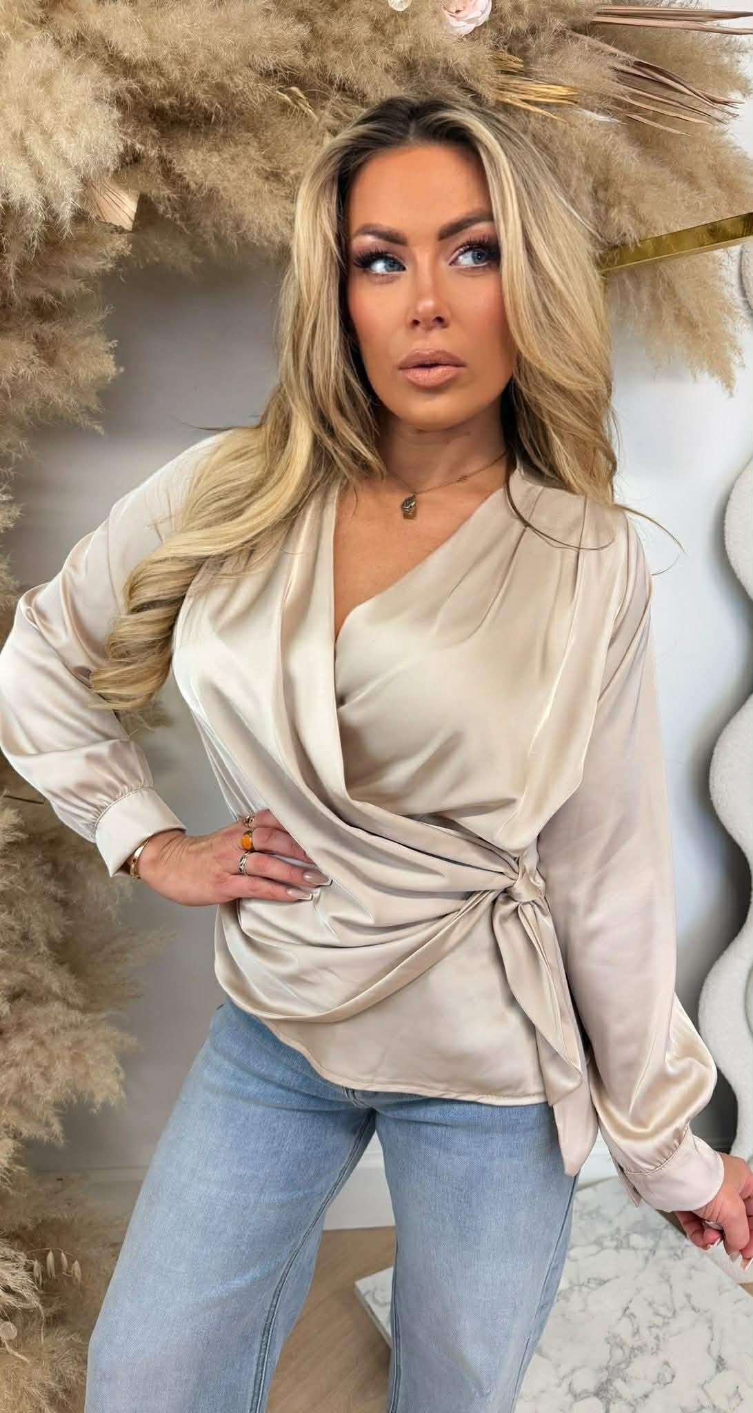 SATIN OMSLAG BLOUSE BEIGE