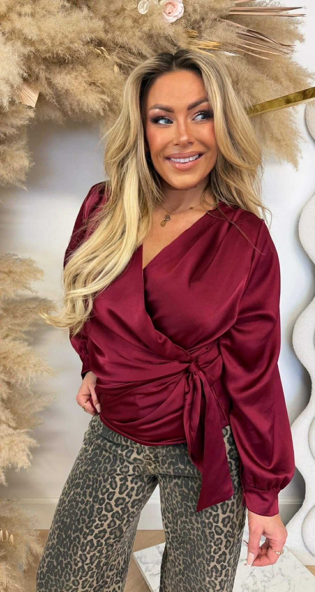 SATIN OMSLAG BLOUSE BORDEAUX