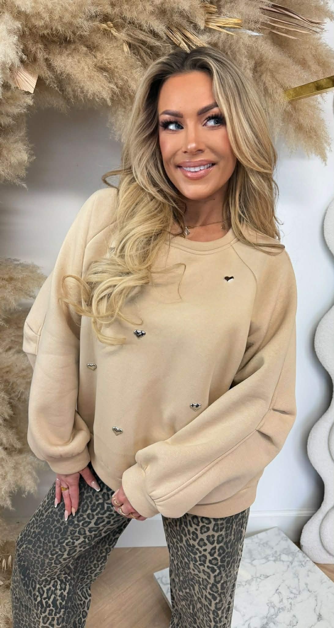 CUTE LITTLE HEARTS SWEAT BEIGE