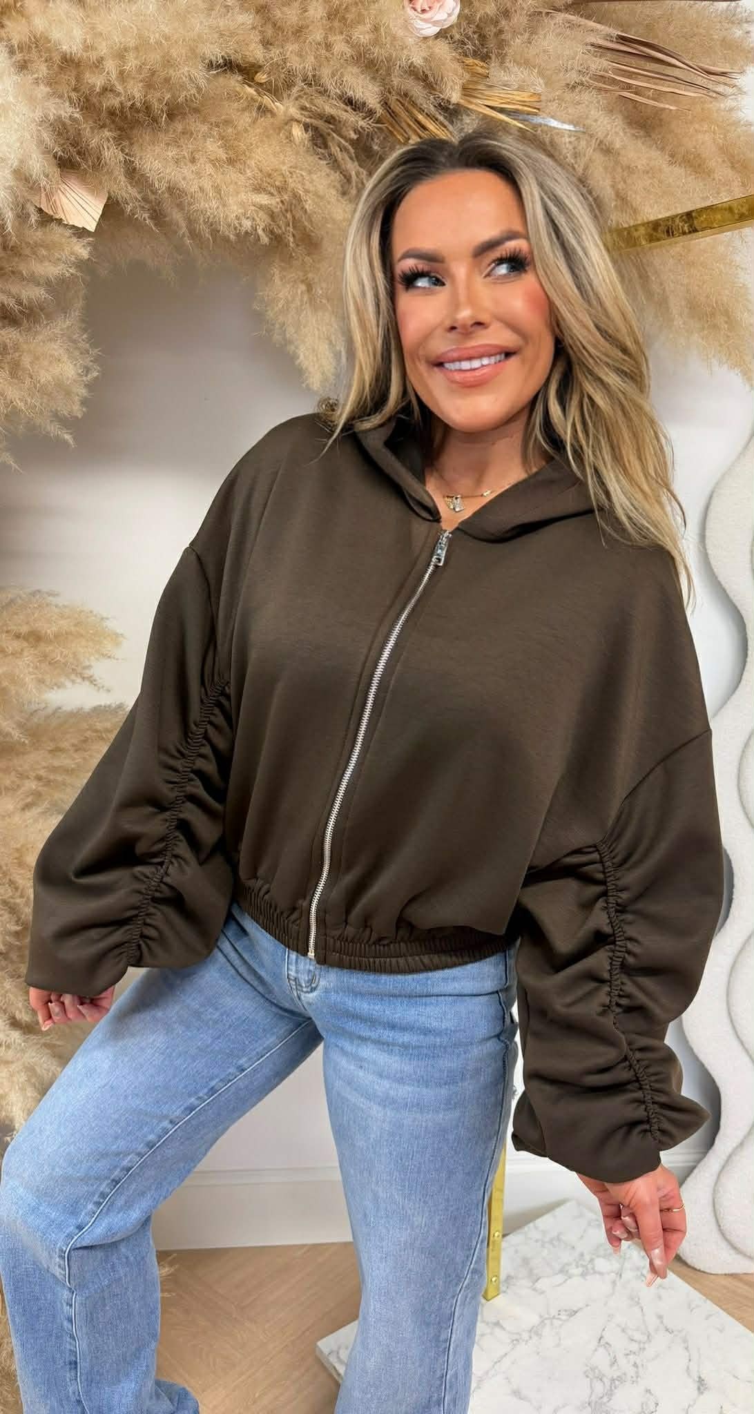 SMOCKED SLEEVE ZIPPER VEST CHOCO