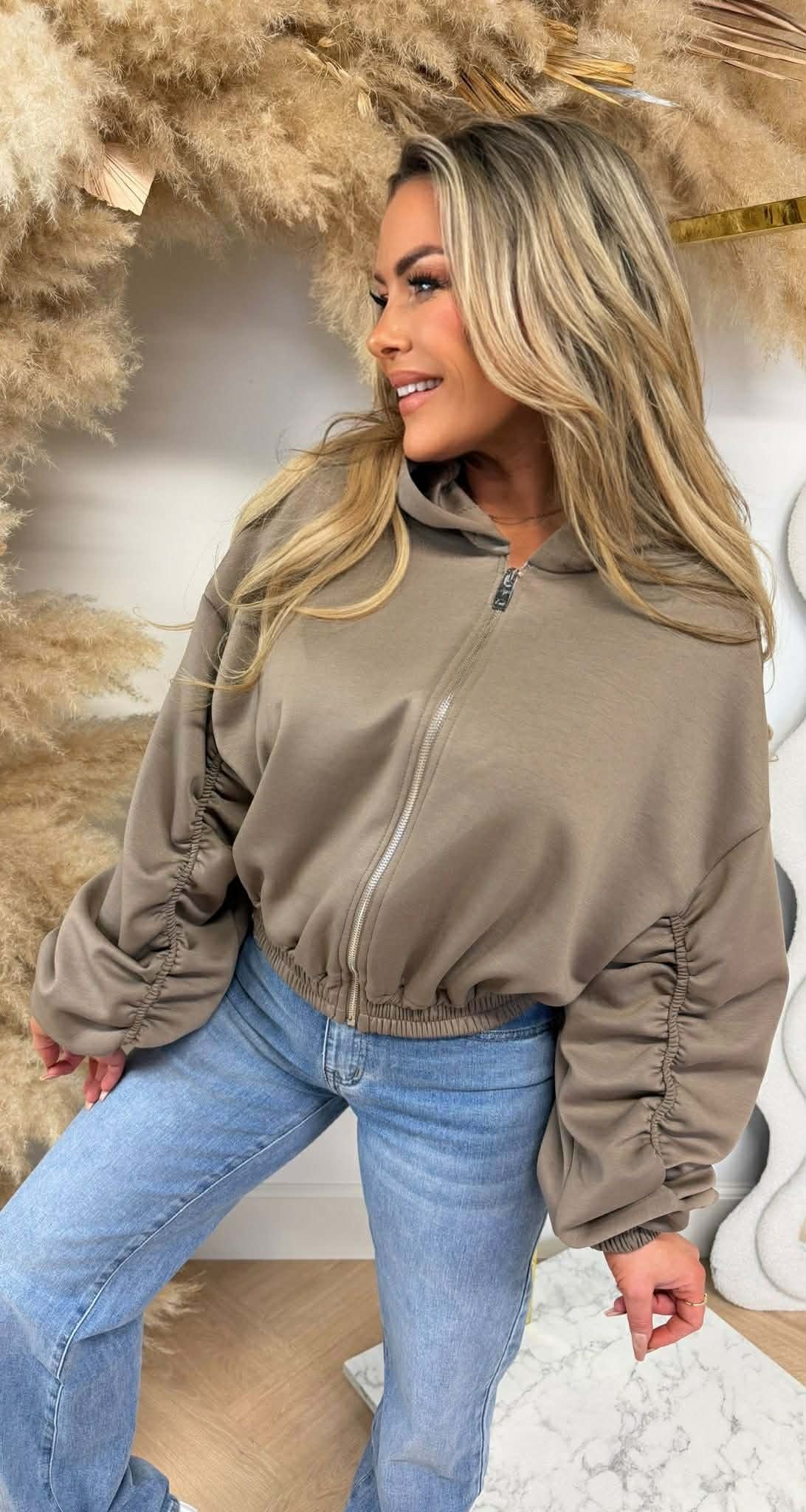 SMOCKED SLEEVE ZIPPER VEST TAUPE