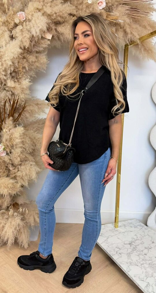 JASMIJN ROUND SOFT SHIRT BLACK