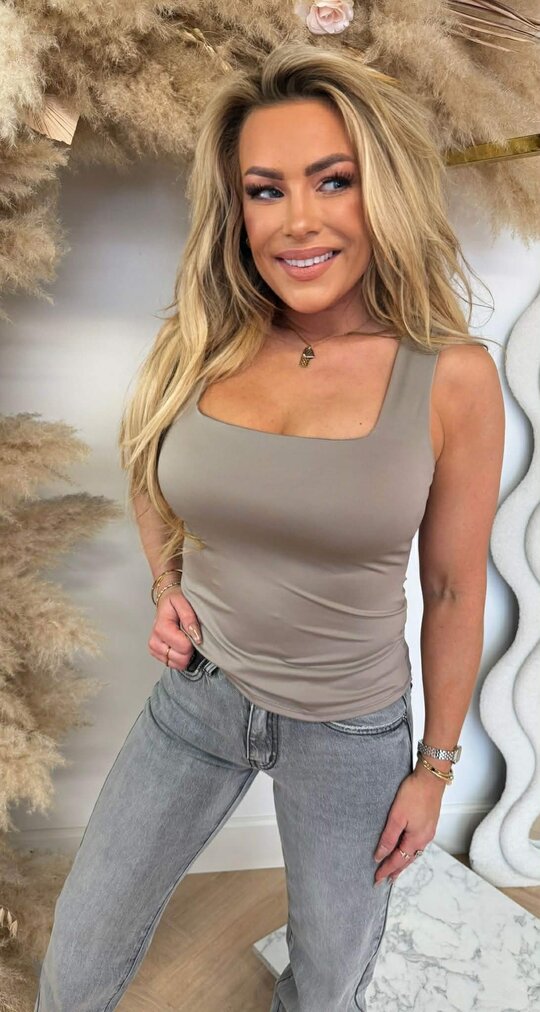 CECE BASIC TRAVEL TOP TAUPE