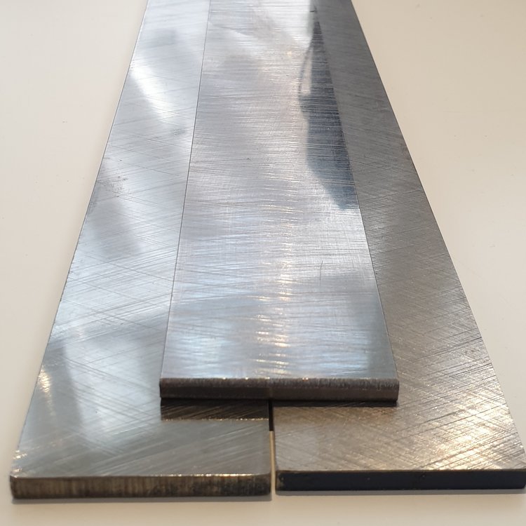 O2  Geslepen Messenstaal