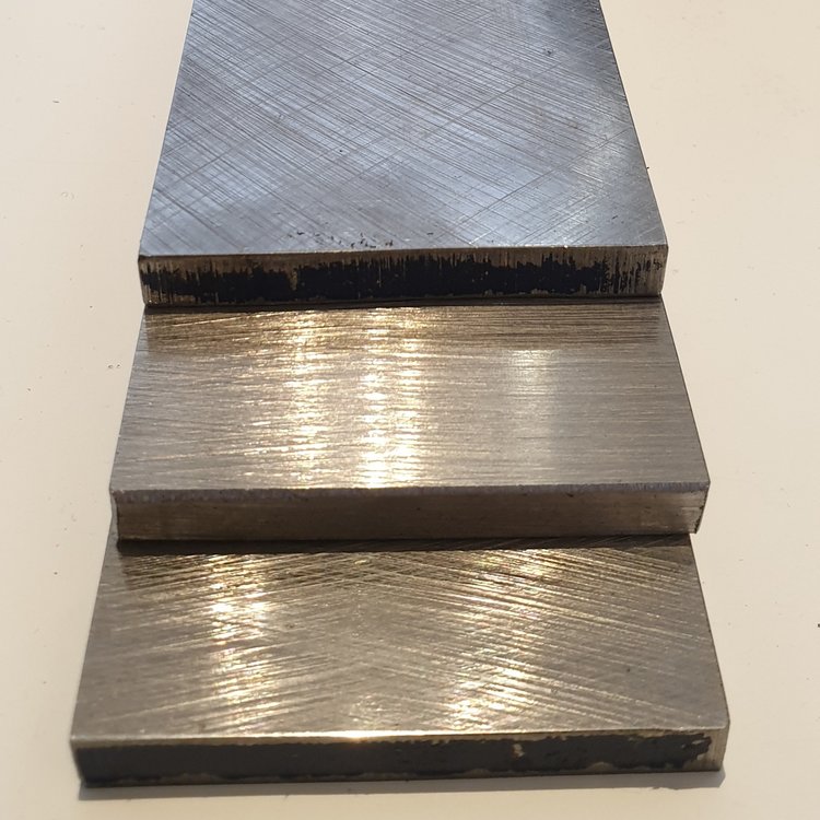 O2  Geslepen Messenstaal