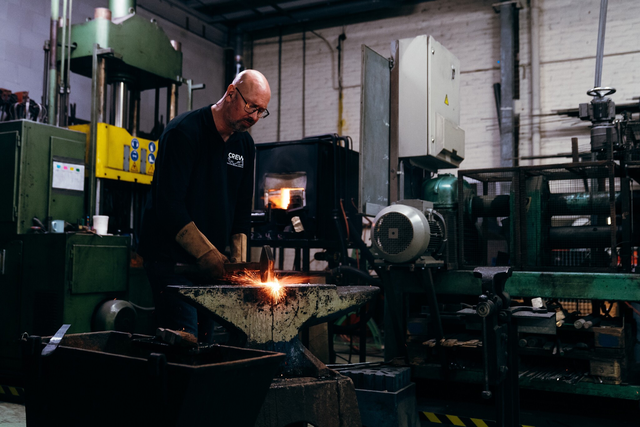 Dave van Wijngaarden - Schuyt in eigen werkplaats foto door Dave Adriaanse iov Smederij Atelier Alkmaar