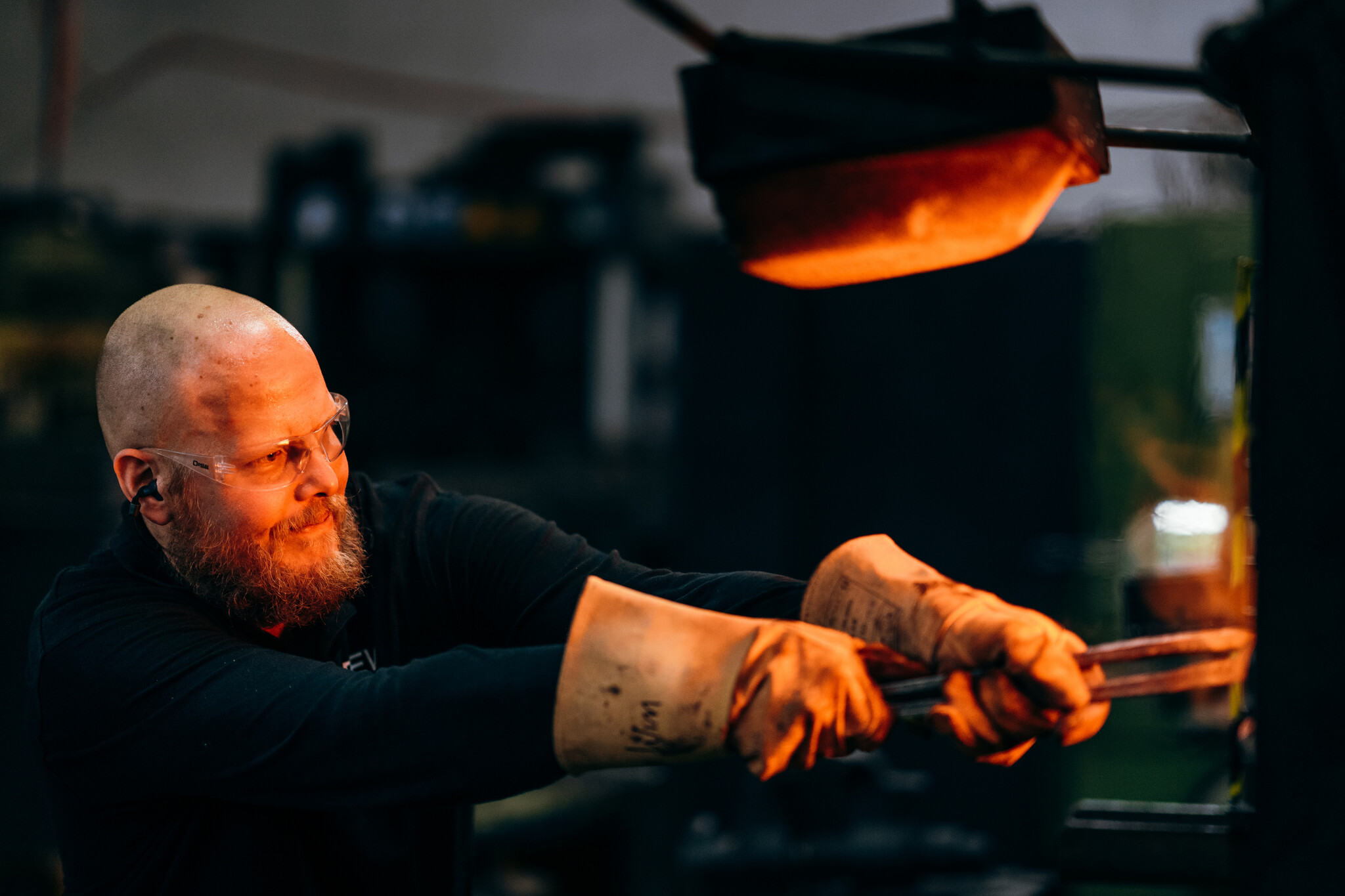 Wim van Loosen Leidinggevende werkplaats en docent smeden aan het werk bij Smederij Atelier Alkmaar foto Dave Adriaanse