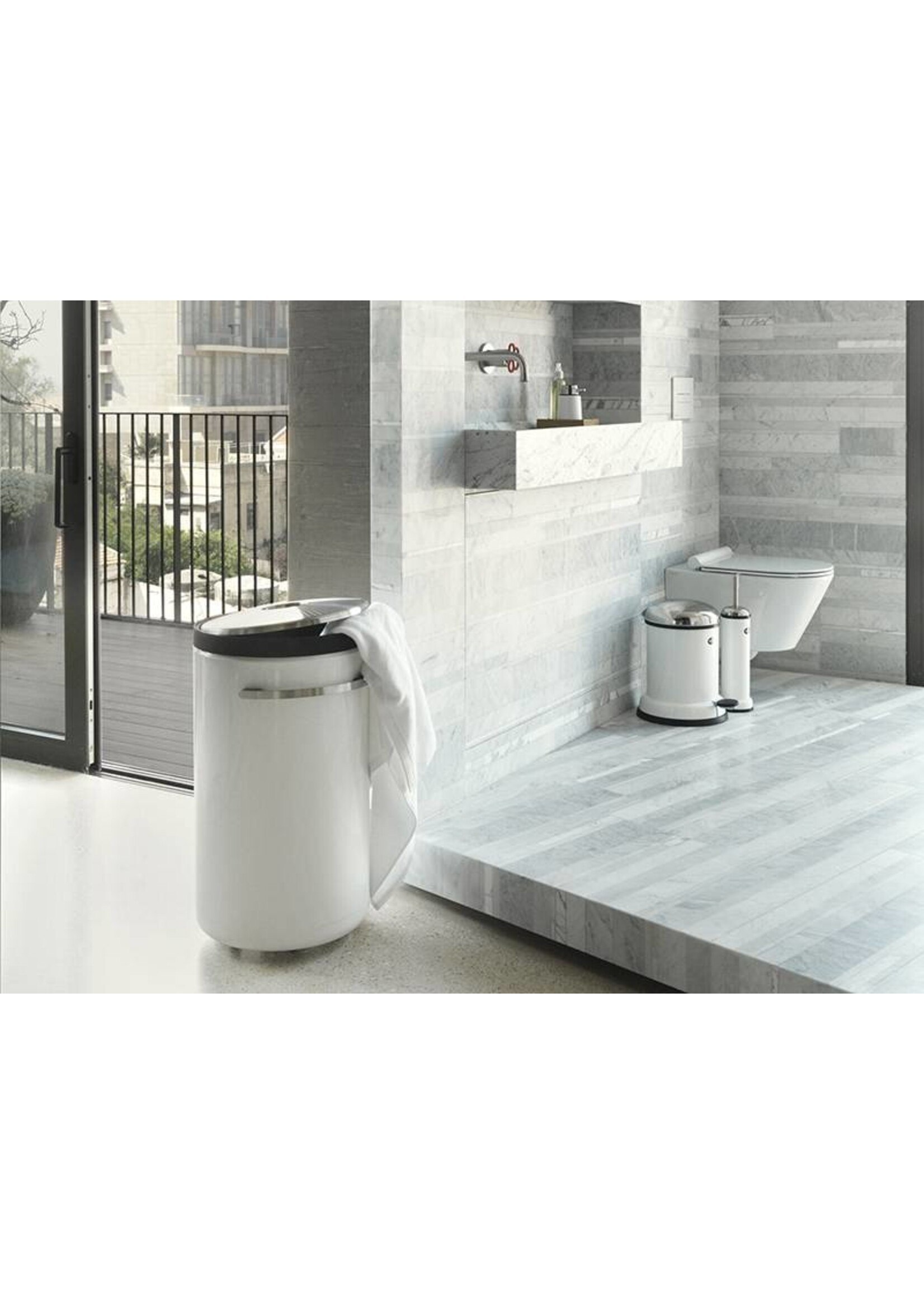 https://cdn.webshopapp.com/shops/287243/files/317305129/1652x2313x2/vipp-441-laundry-basket-white.jpg