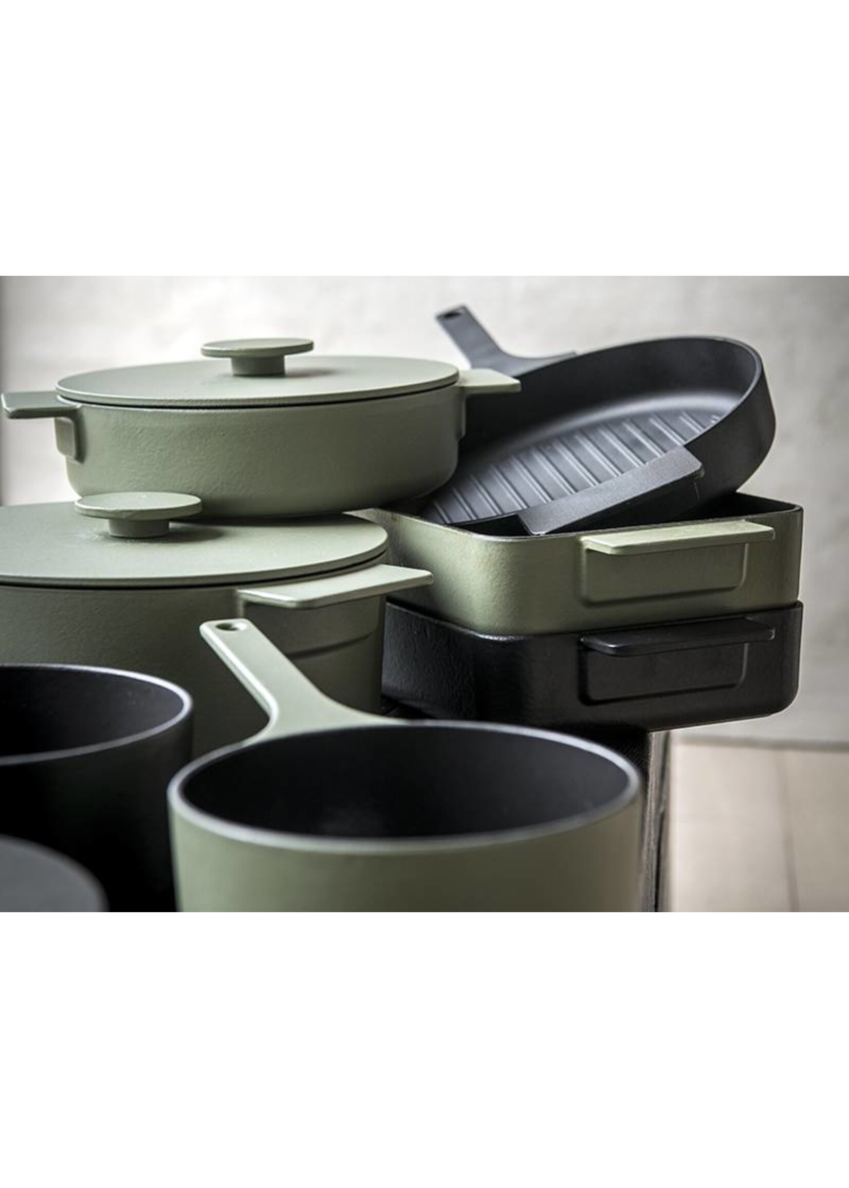 Cooking pot S cast iron black Surface – SERAX