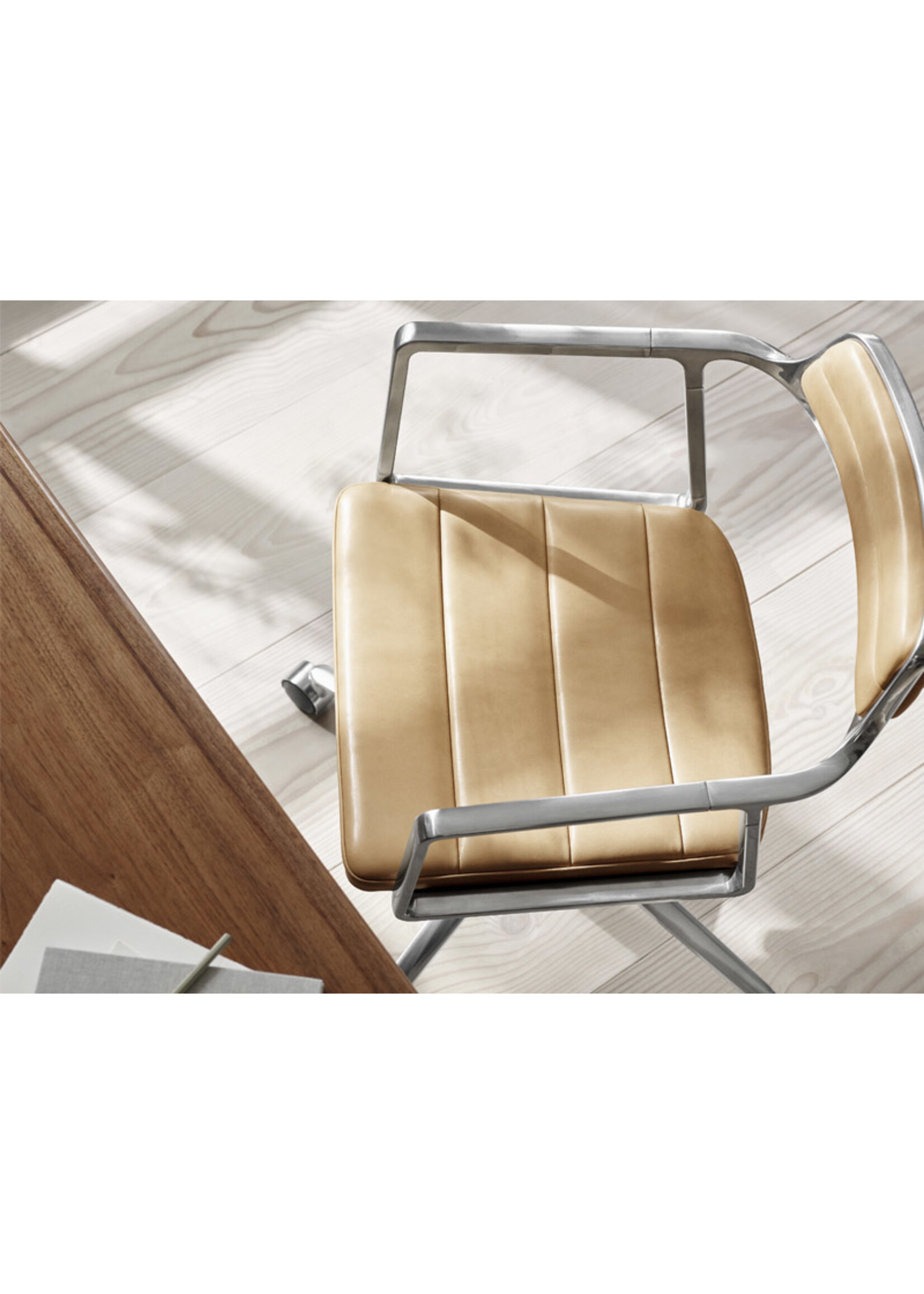 Vipp 452  Swivel chair w/ castors Polished aluminium Sand leather