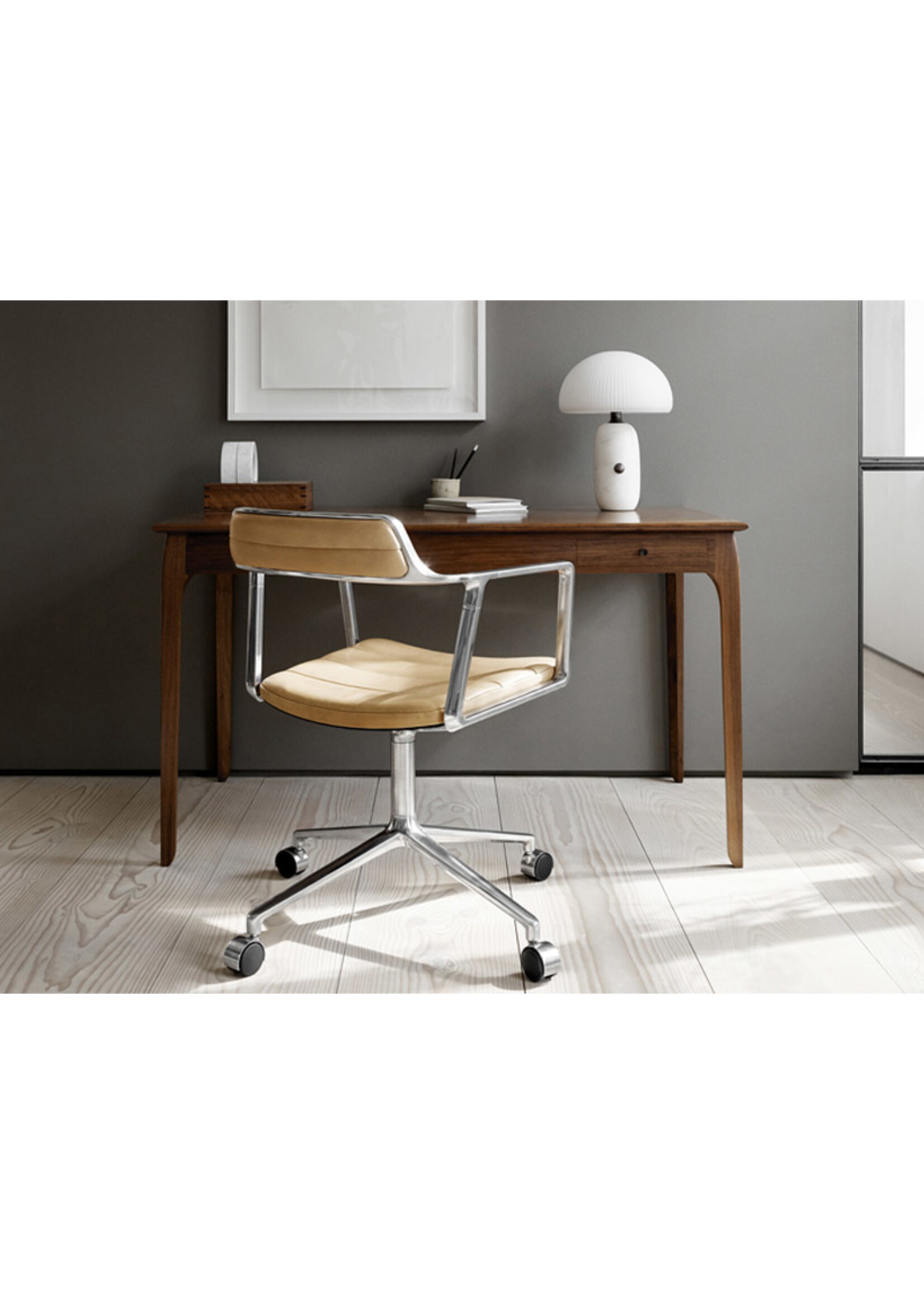 Vipp 452  Swivel chair w/ castors Polished aluminium Sand leather