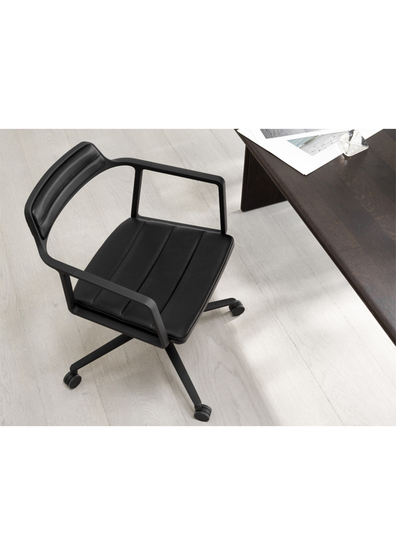 Vipp 452 Swivel chair w/ castors Black aluminium Black leather